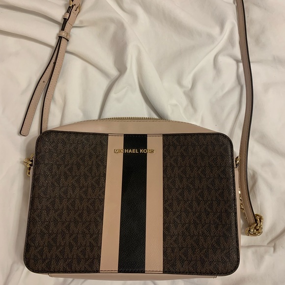MK crossbody - Picture 1 of 8